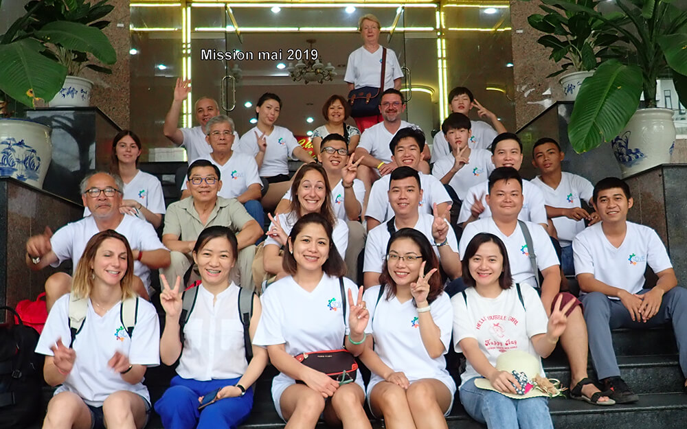 Photo de groupe de l'association SDVF en mission en mai 2019 au Vietnam